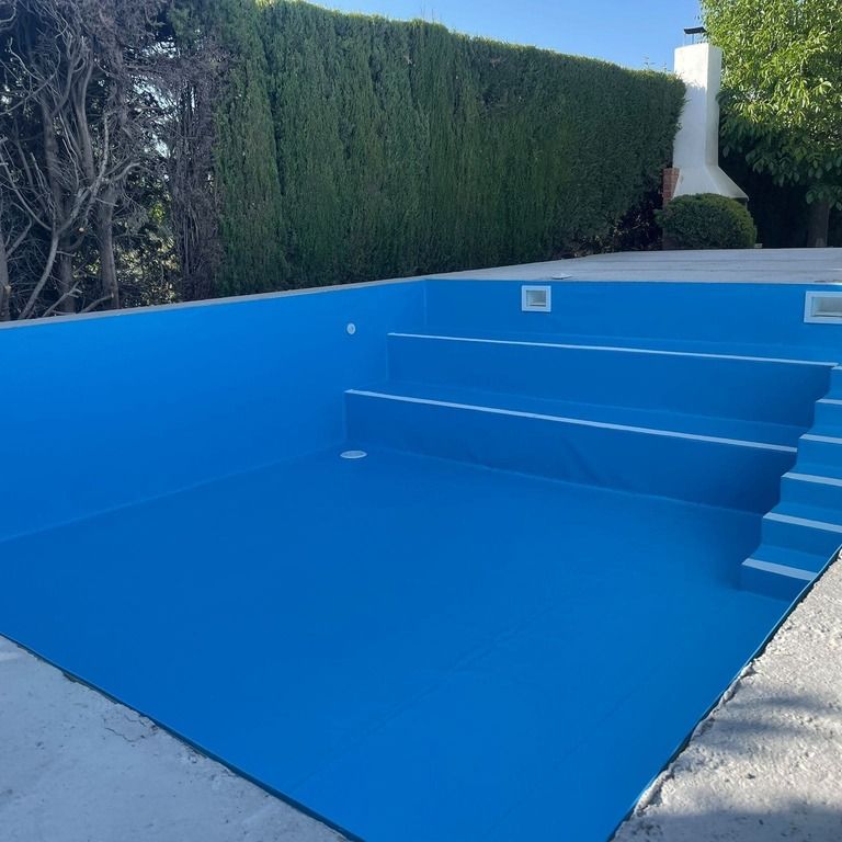 construccion de piscina azul con escalores
