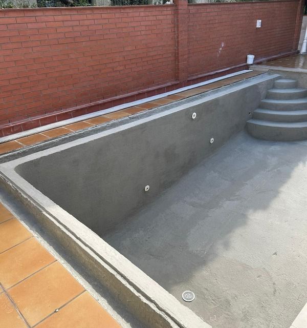 piscina en bruto con escalera