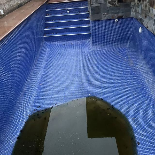 construccion piscina gresite azul esquinas redondeadas