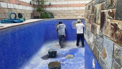obreros construyendo piscina